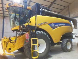 Cosechadora New Holland y Tractor John Deere