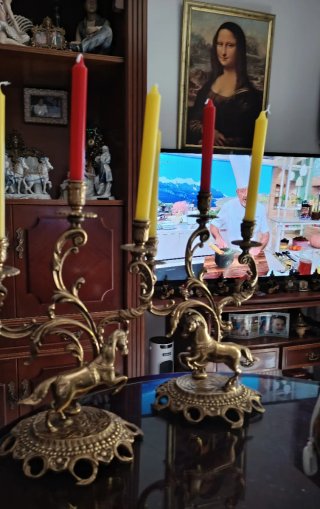 Candelabros de metal dorados con velas 50 €