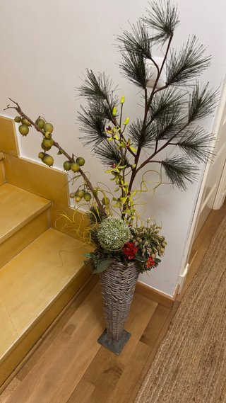 Adorno floral de mimbre y madera