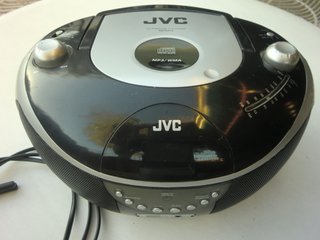 Radio CD portátil JVC modelo RD-EZ16