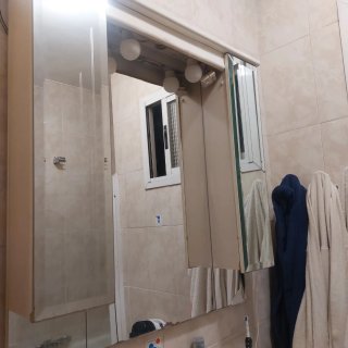 Mueble espejo baño beige y blanco