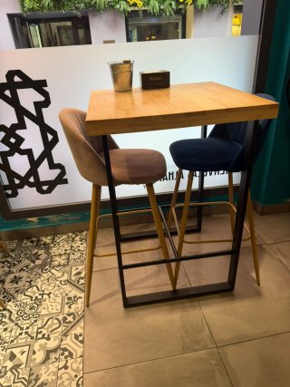 Mesa alta con superficie de madera