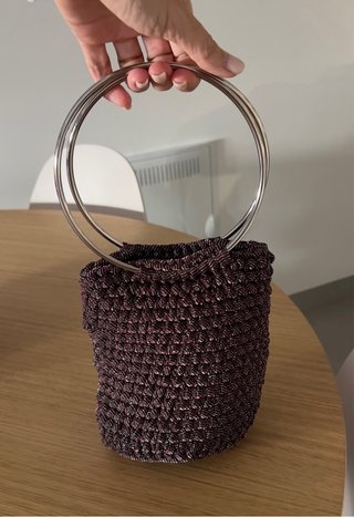Bolso de fiesta negro y morado con detalles en pla