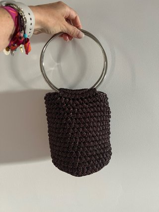 Bolso de fiesta negro y morado con detalles en pla