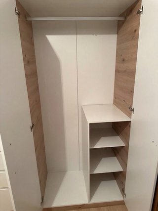 Armario blanco y madera