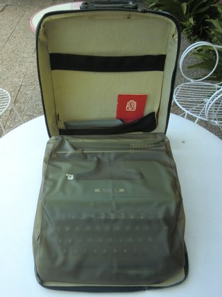 Máquina de escribir antigua Olivetti Pluma 22