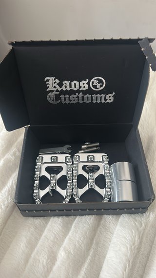 Pedales Kaos Customs para Moto
