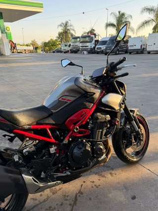 Kawasaki Z900 Negra y Roja