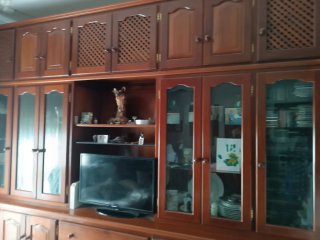 Mueble de caoba con vitrina y cajones