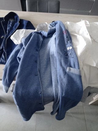 Pantaloni a righe bianche e blu