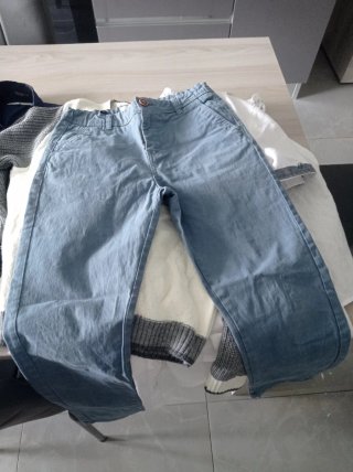 Pantaloni a righe bianche e blu