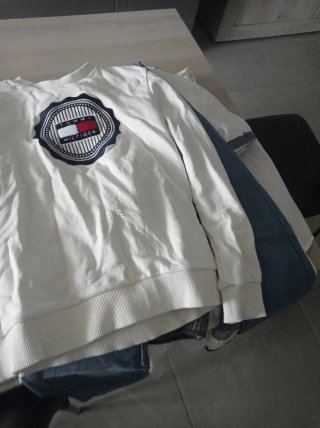 Pantaloni a righe bianche e blu