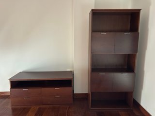 Estantería de madera oscura