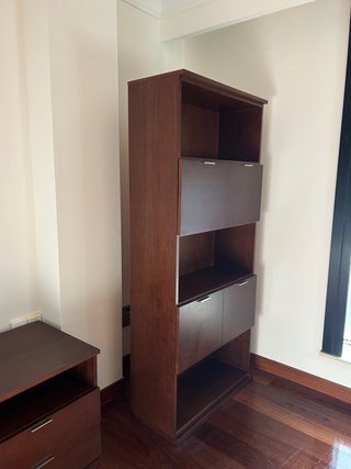 Estantería de madera oscura