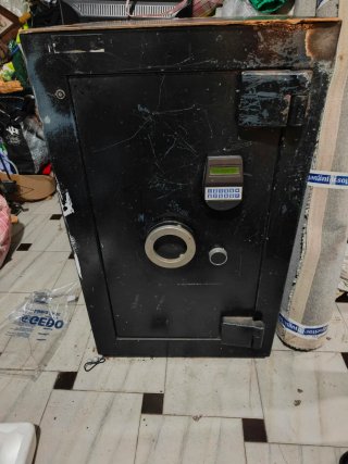 Caja fuerte metálica con teclado