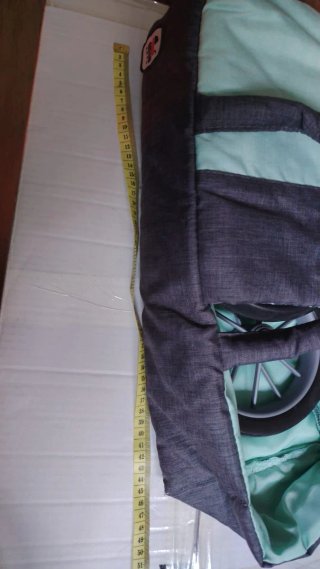 Carrito de muñecas gris y verde.