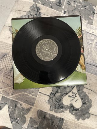 Vinilo “Akelarre” edición en negro.