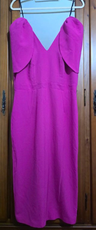 Vestido fucsia con escote