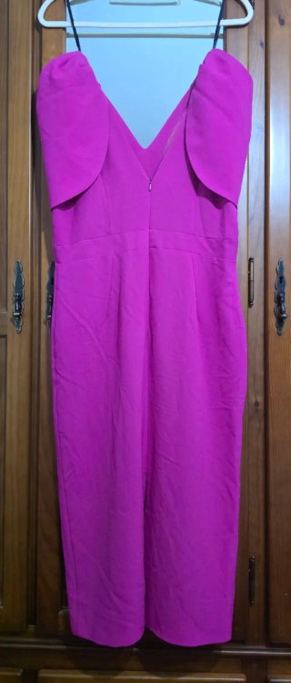 Vestido fucsia con escote