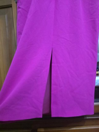 Vestido fucsia con escote