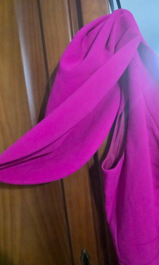 Vestido fucsia con escote
