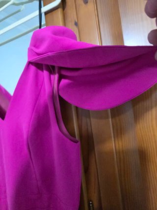 Vestido fucsia con escote