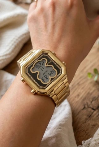 Reloj Tous Dorado y Negro digital.