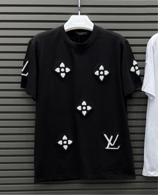 T-shirt nera con pelo