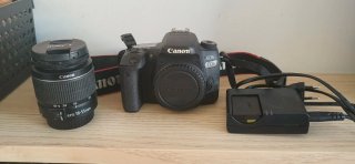 Canon EOS 77D + EF-S 18-55mm + batería y trípode