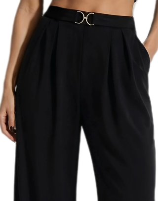 Pantalón ancho con cinturón