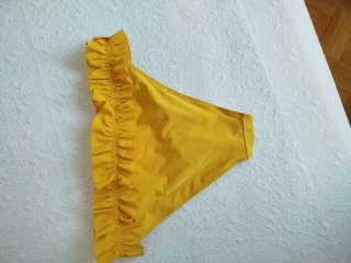 Braga bikini amarilla con volantes