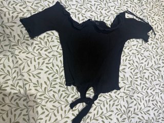 Top Bershka negro con lazada