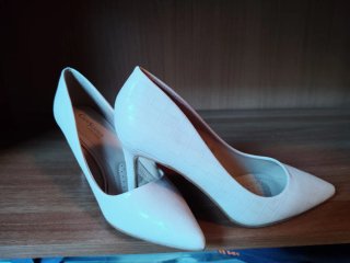 Zapatos de tacón beige/blanco CUATISSIMA