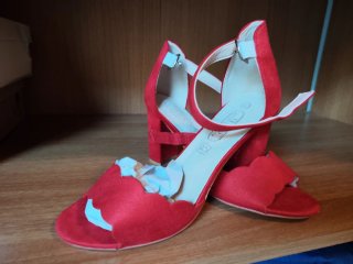 Sandalias rojas de tacón