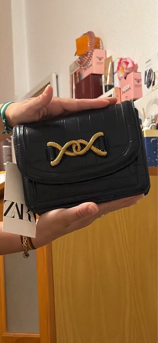 Bolso Zara negro con detalle dorado
