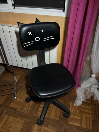 Silla de oficina negra con ruedas