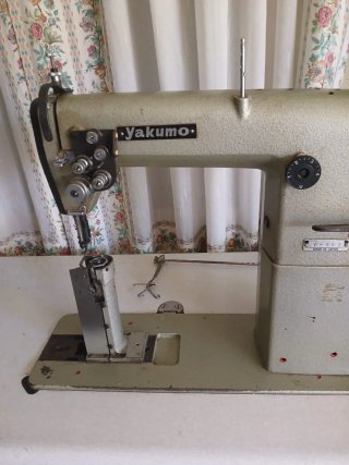 Máquina de coser Yakumo de columna
