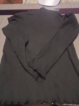 Camiseta negra de manga larga de niña talla 6 años