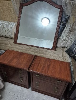 2 Mesitas de noche de madera buena