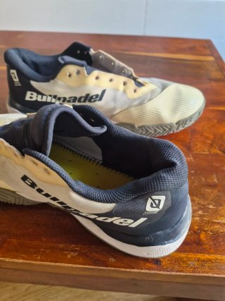 Zapatillas Bullpadel pádel blancas y azules