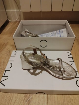 Sandalias tacón plateadas adornos