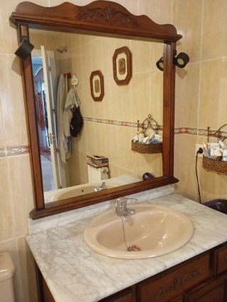 Mueble de lavabo de madera y mármo, repisa, cuadro