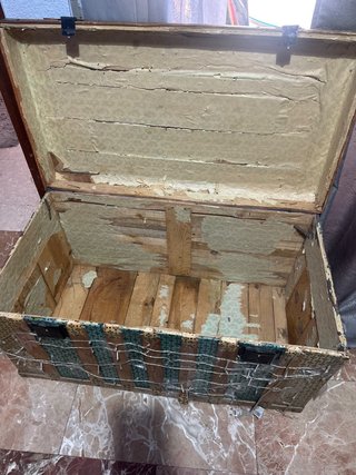 Baúl antiguo madera y tela