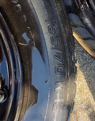 Llantas de 13”, con neumáticos 165/70 R13.