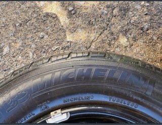2 Llantas de 13”, con neumáticos 165/70 R13.