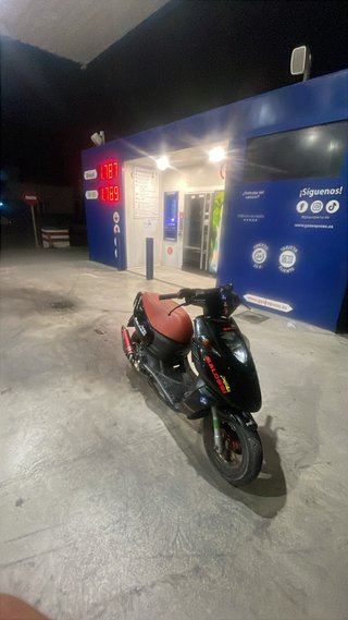 Moto Scooter Negra con Asiento Rojo