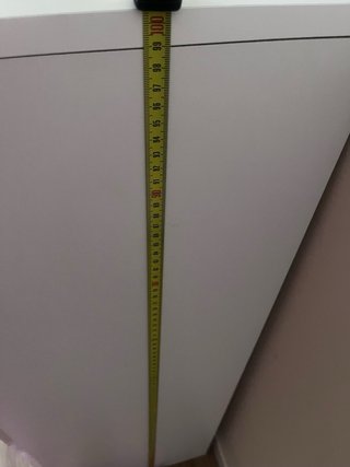 Vitrina LED con vajilla y cristalería