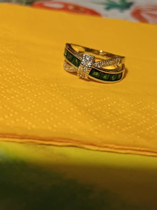 Anello fiocco zirconi verdi e bianchi