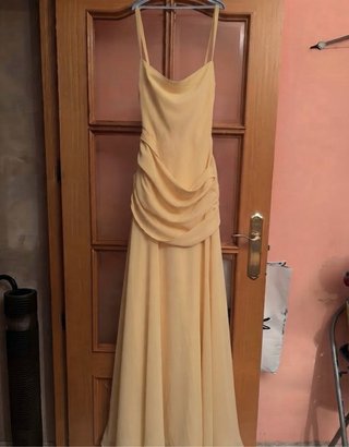 Vestido de fiesta amarillo drapeado