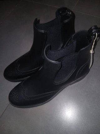 Botas de agua negras con diseño brogue